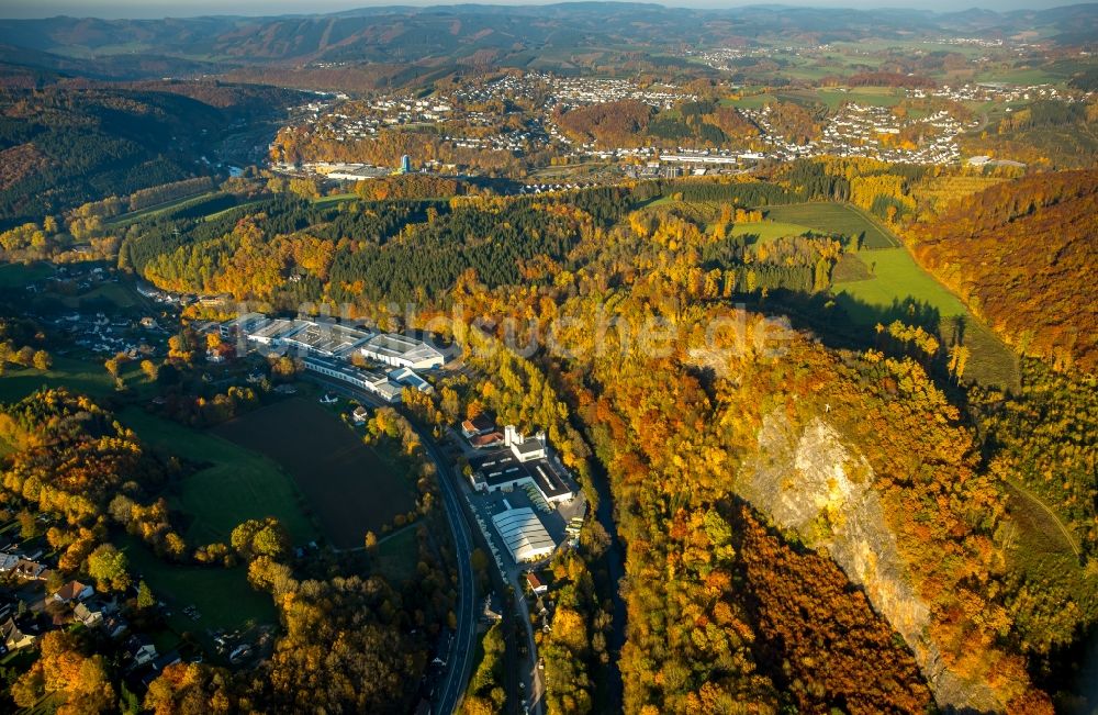 Luftaufnahme Finnentrop - Herbstliche Landschaft am Tal der Bigge zwischen Heggen und Finnentrop im Bundesland Nordrhein-Westfalen