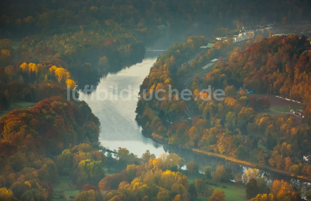 Essen aus der Vogelperspektive: Herbstliche Landschaft und Umgebung des Ruhrbogens im Osten des Stausees von Kettwig in Essen im Bundesland Nordrhein-Westfalen