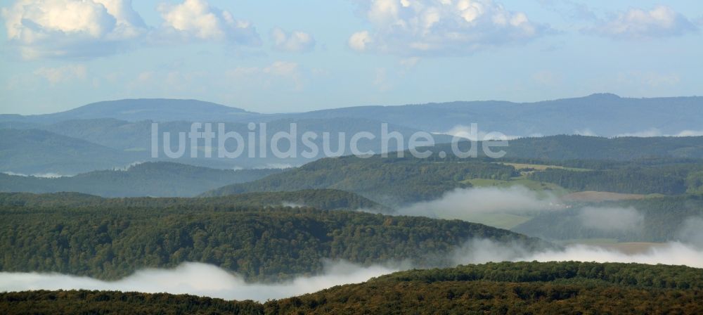 Geisleden von oben - Herbstliche Nebel- Wetterlage mit Wolkenbildung in Geisleden im Bundesland Thüringen