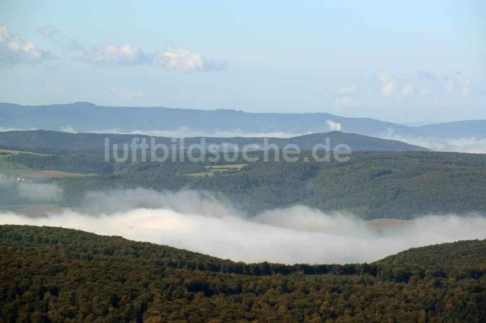 Geisleden von oben - Herbstliche Nebel- Wetterlage mit Wolkenbildung in Geisleden im Bundesland Thüringen