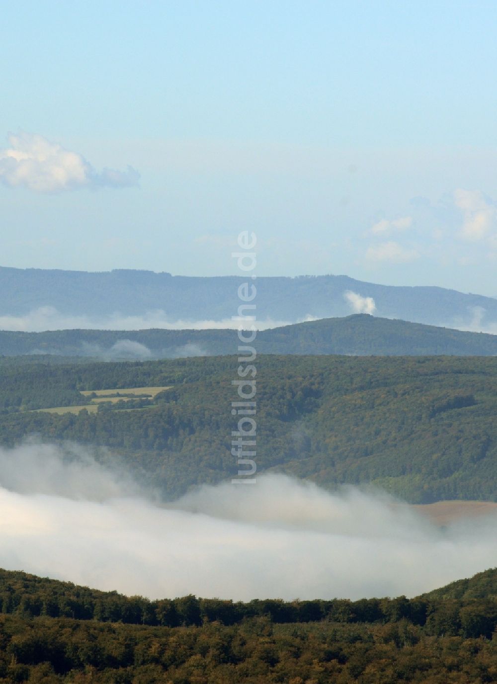 Geisleden aus der Vogelperspektive: Herbstliche Nebel- Wetterlage mit Wolkenbildung in Geisleden im Bundesland Thüringen