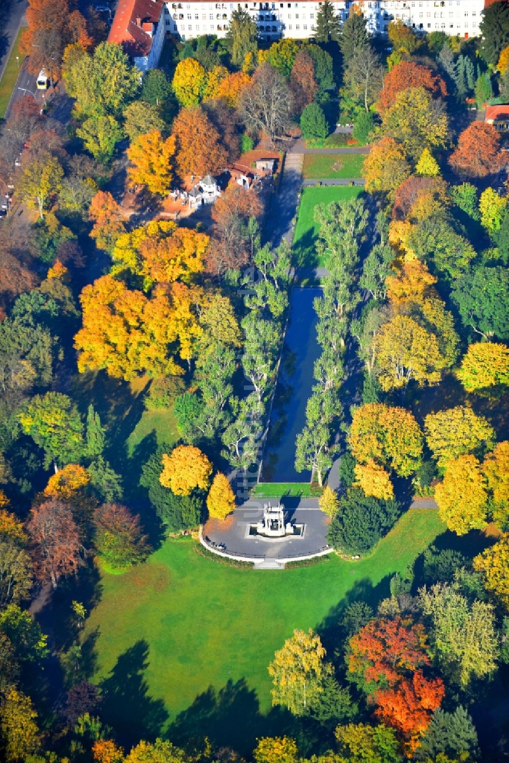 Berlin von oben - Herbstliche Parkanlage Von-der-Schulenburg-Park an der Drosselbartstraße im Ortsteil Neukölln in Berlin, Deutschland