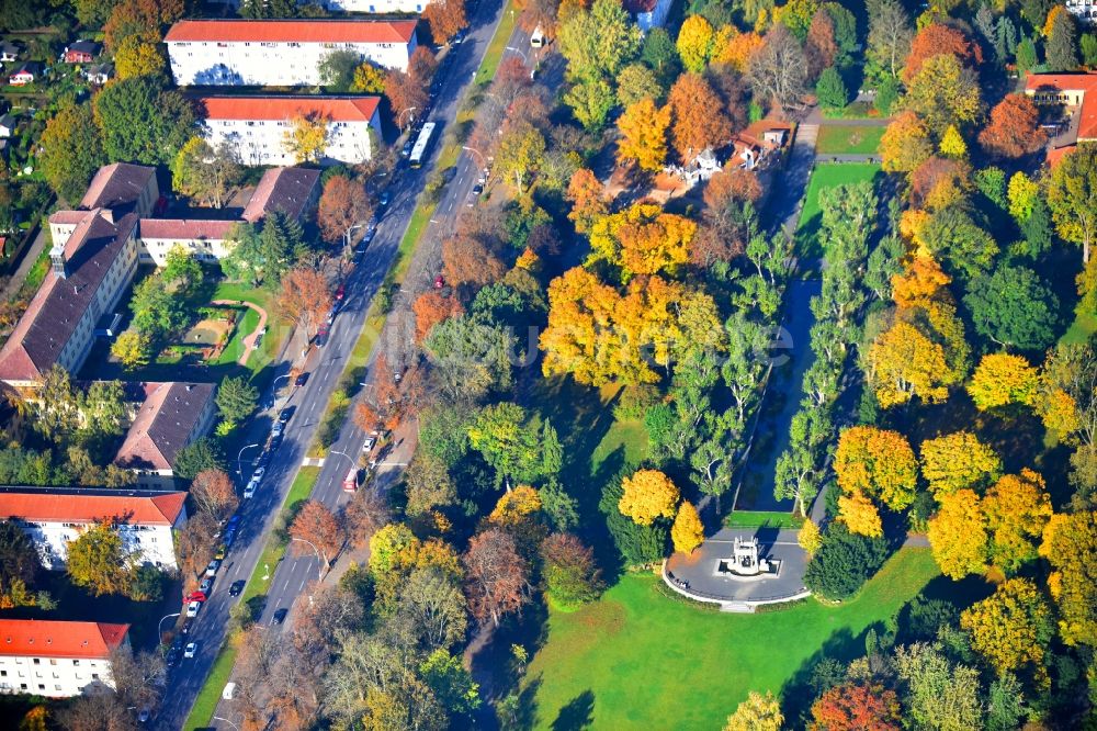 Berlin aus der Vogelperspektive: Herbstliche Parkanlage Von-der-Schulenburg-Park an der Drosselbartstraße im Ortsteil Neukölln in Berlin, Deutschland