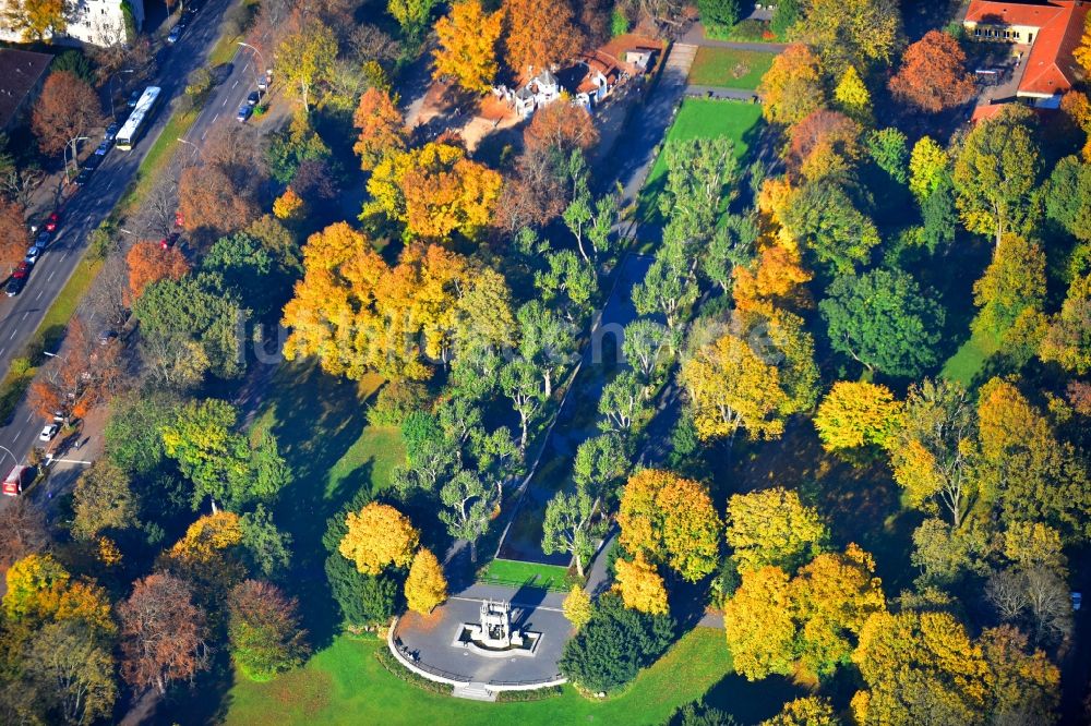 Luftbild Berlin - Herbstliche Parkanlage Von-der-Schulenburg-Park an der Drosselbartstraße im Ortsteil Neukölln in Berlin, Deutschland