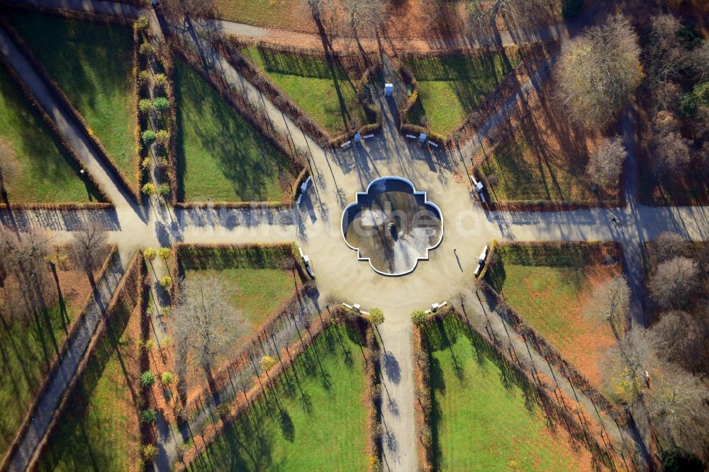 Luftbild Potsdam - Herbstliche Parklandschaft an den Fontainen- Becken im Schloss Sanssouci in Potsdam im Bundesland Brandenburg