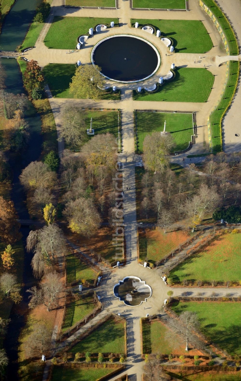 Potsdam aus der Vogelperspektive: Herbstliche Parklandschaft an den Fontainen- Becken im Schloss Sanssouci in Potsdam im Bundesland Brandenburg