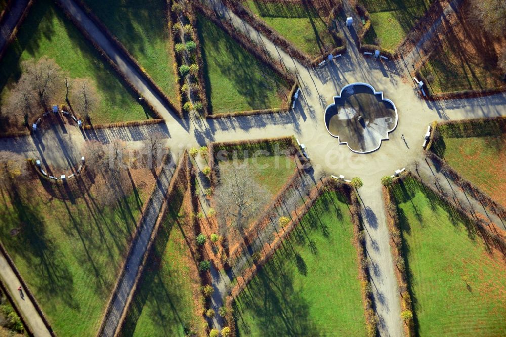 Luftaufnahme Potsdam - Herbstliche Parklandschaft an den Fontainen- Becken im Schloss Sanssouci in Potsdam im Bundesland Brandenburg