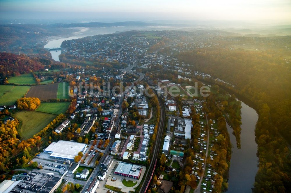 Essen aus der Vogelperspektive: Herbstliche Stadtteilansicht von Werden und des Industriegebietes entlang der Ruhrtal- Straße in Essen im Bundesland Nordrhein-Westfalen