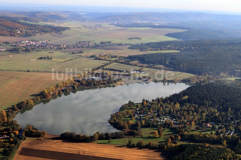 Hohenfelden aus der Vogelperspektive: Herbstliche Wald- und Feld- Landschaft bei Hohenfelden am Stausee Hohenfelden in Thüringen.