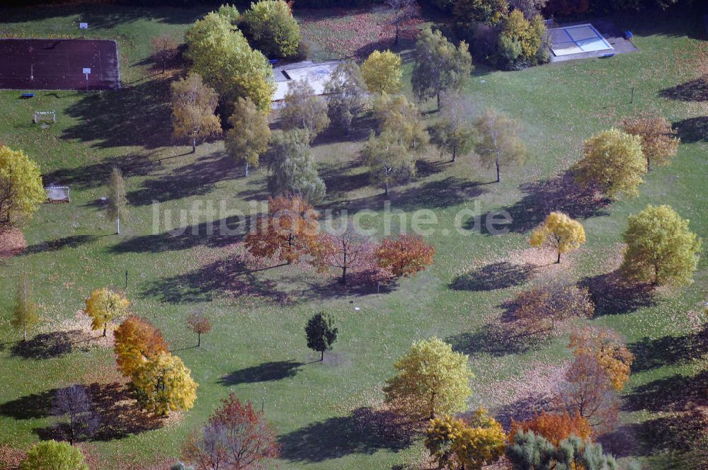 Luftaufnahme Berlin - Herbstliche Wiese des Sommerbads Mariendorf in Berlin