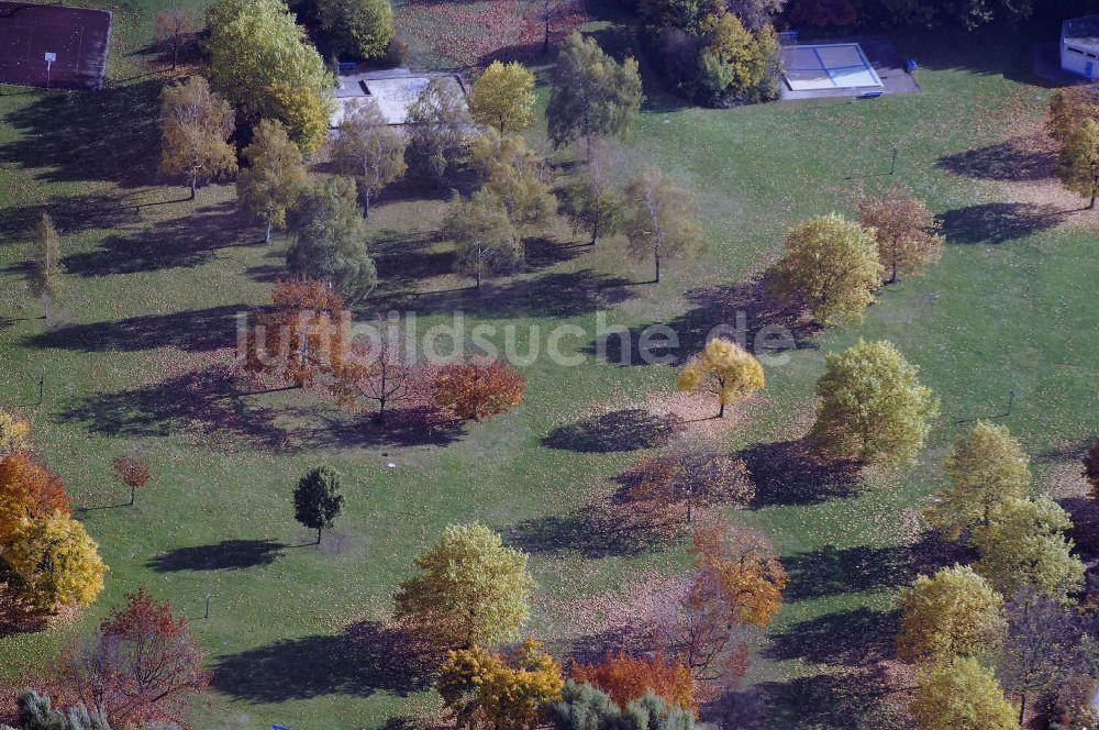 Berlin aus der Vogelperspektive: Herbstliche Wiese des Sommerbads Mariendorf in Berlin