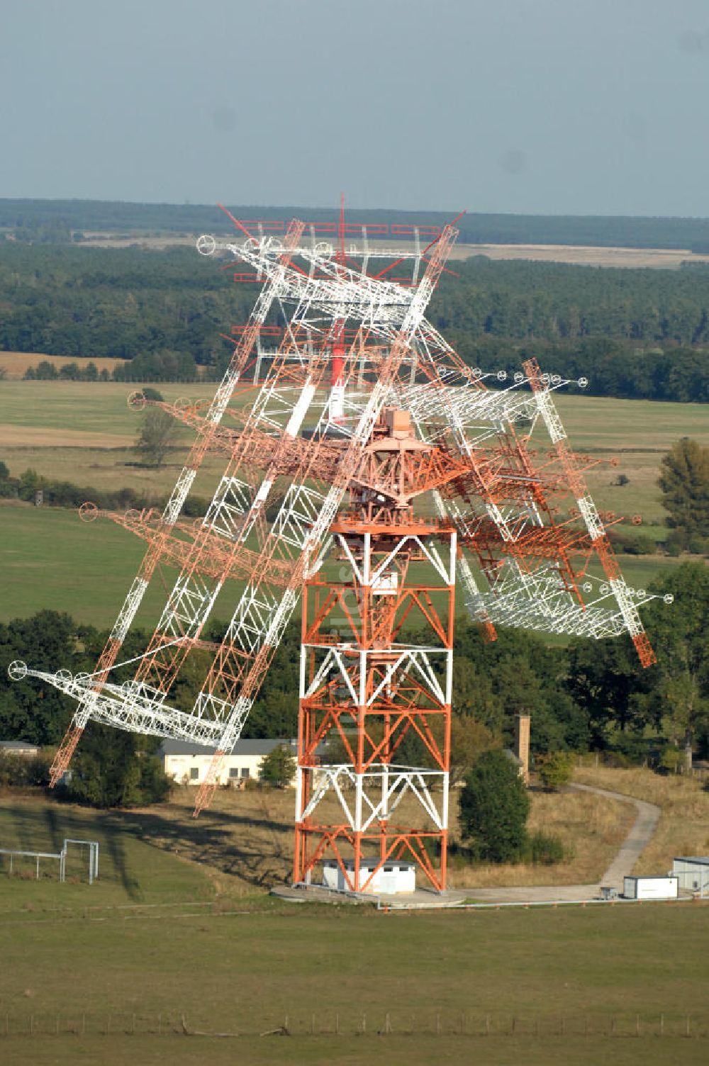 NAUEN aus der Vogelperspektive: Herbstlicher Blick auf das Areal der Kurzwellen- Rundfunksendestelle Nauen