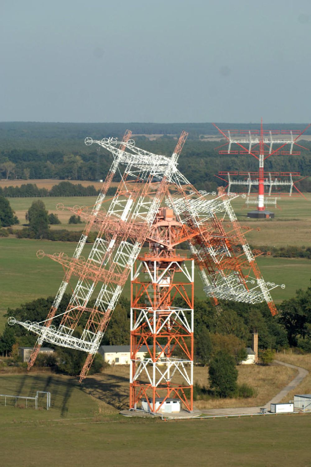 Luftaufnahme NAUEN - Herbstlicher Blick auf das Areal der Kurzwellen- Rundfunksendestelle Nauen