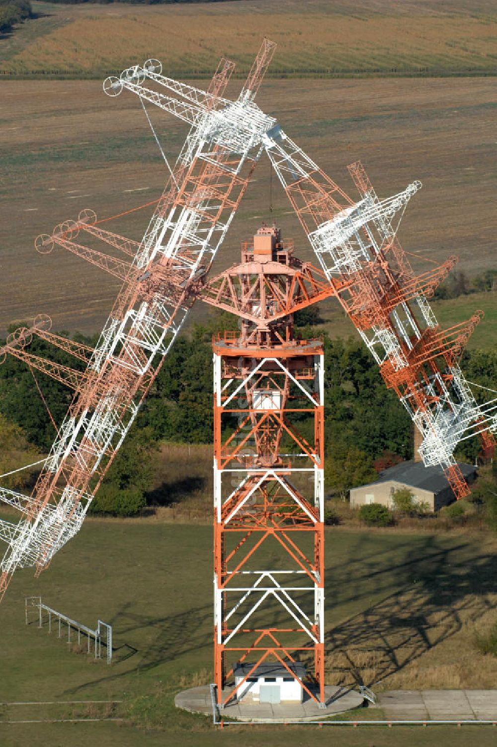 NAUEN aus der Vogelperspektive: Herbstlicher Blick auf das Areal der Kurzwellen- Rundfunksendestelle Nauen