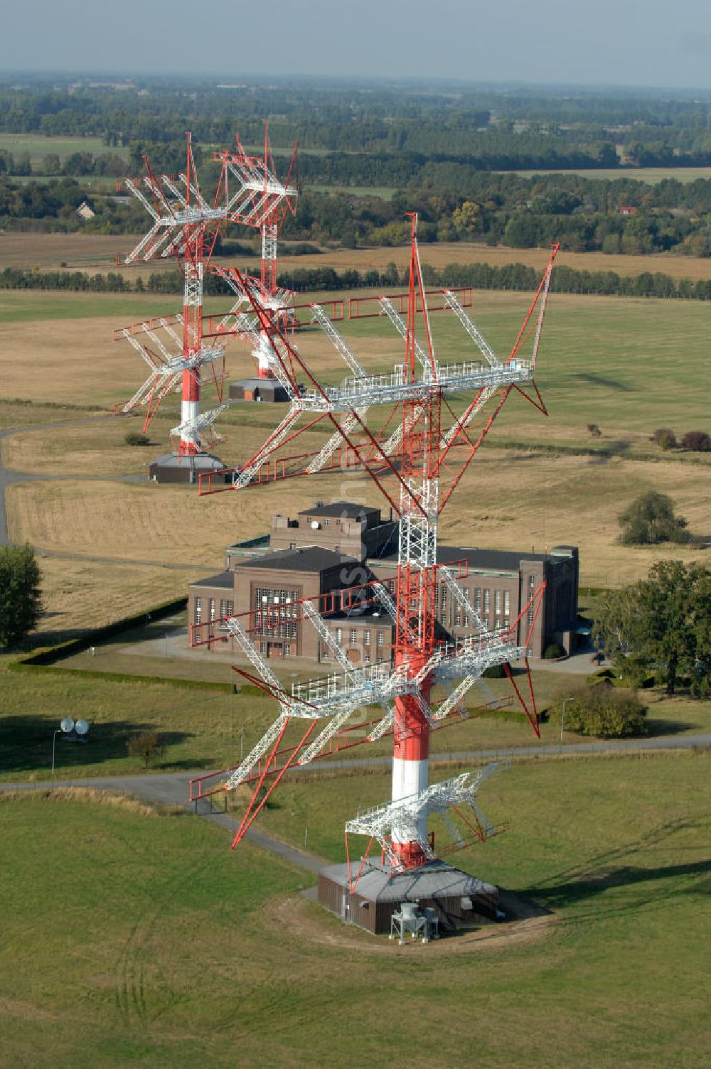 NAUEN aus der Vogelperspektive: Herbstlicher Blick auf das Areal der Kurzwellen- Rundfunksendestelle Nauen