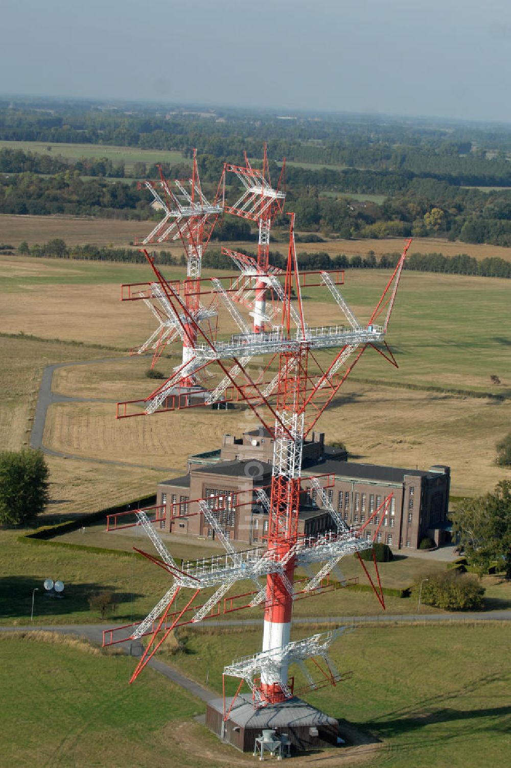 Luftbild NAUEN - Herbstlicher Blick auf das Areal der Kurzwellen- Rundfunksendestelle Nauen