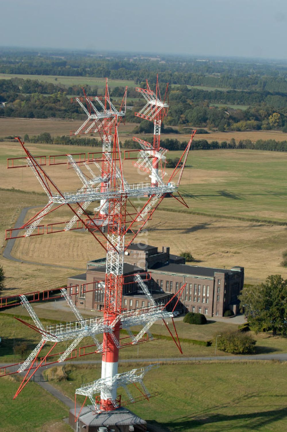 Luftaufnahme NAUEN - Herbstlicher Blick auf das Areal der Kurzwellen- Rundfunksendestelle Nauen