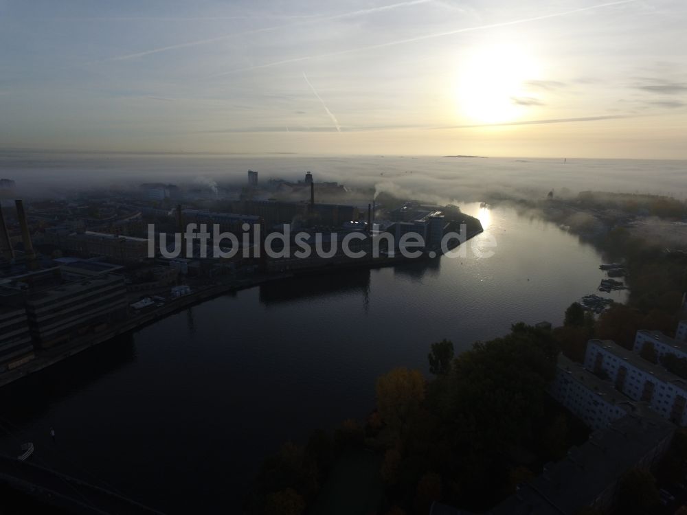 Luftbild Berlin - Herbstlicher Frühnebel am Spreeufer in Berlin Schöneweide