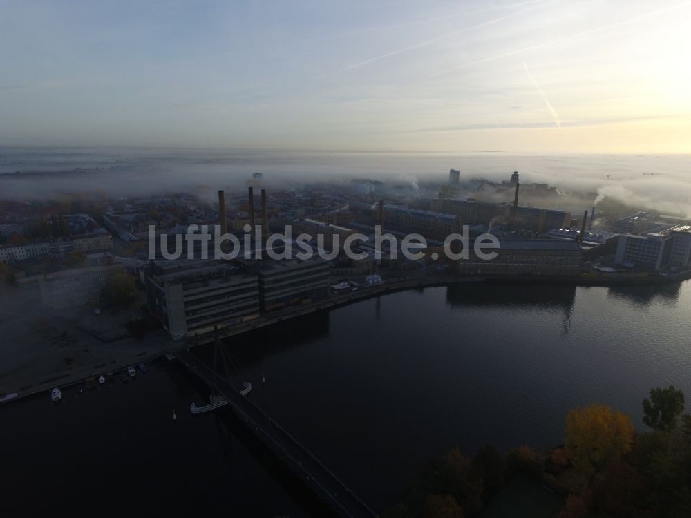 Luftaufnahme Berlin - Herbstlicher Frühnebel am Spreeufer in Berlin Schöneweide