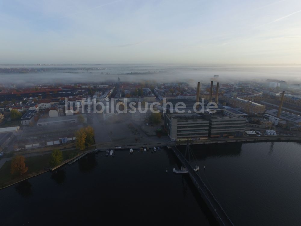 Berlin von oben - Herbstlicher Frühnebel am Spreeufer in Berlin Schöneweide