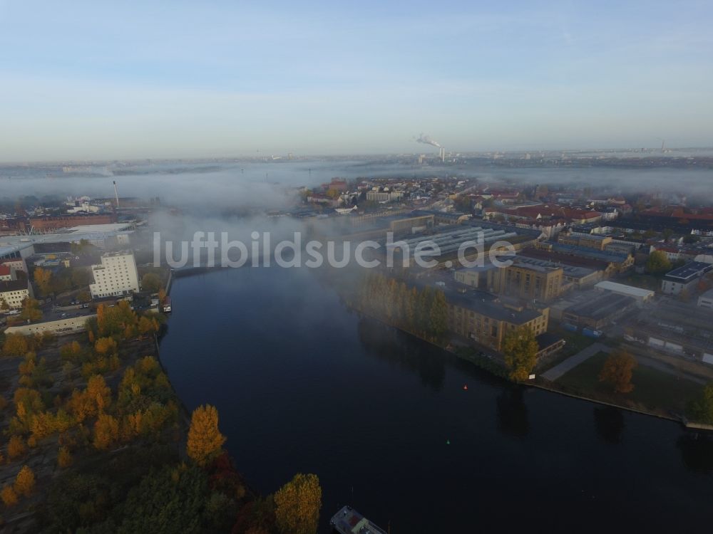 Berlin aus der Vogelperspektive: Herbstlicher Frühnebel am Spreeufer in Berlin Schöneweide