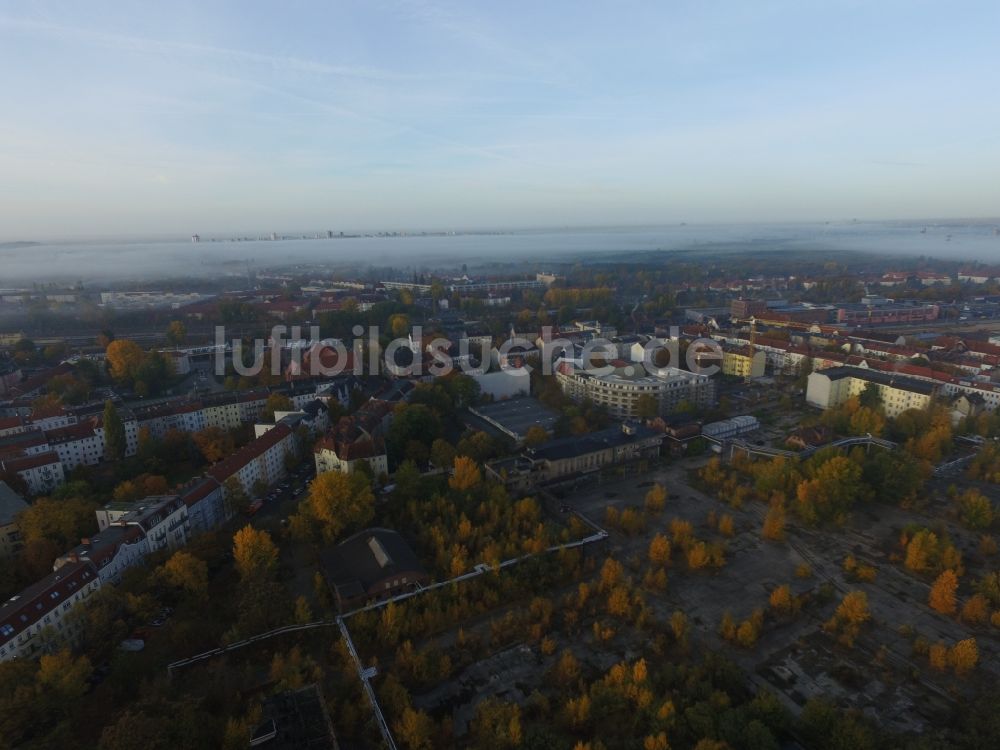 Luftbild Berlin - Herbstlicher Frühnebel am Spreeufer in Berlin Schöneweide