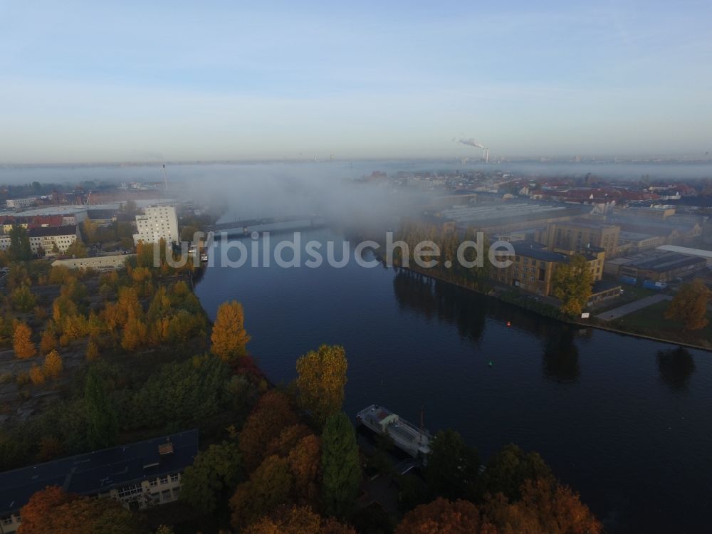 Luftaufnahme Berlin - Herbstlicher Frühnebel am Spreeufer in Berlin Schöneweide