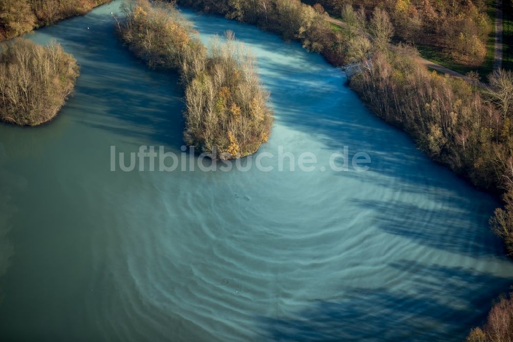 Luftaufnahme Bochum - Herbstlicher Harpener Teich in einem Waldstück im Osten von Bochum im Bundesland Nordrhein-Westfalen