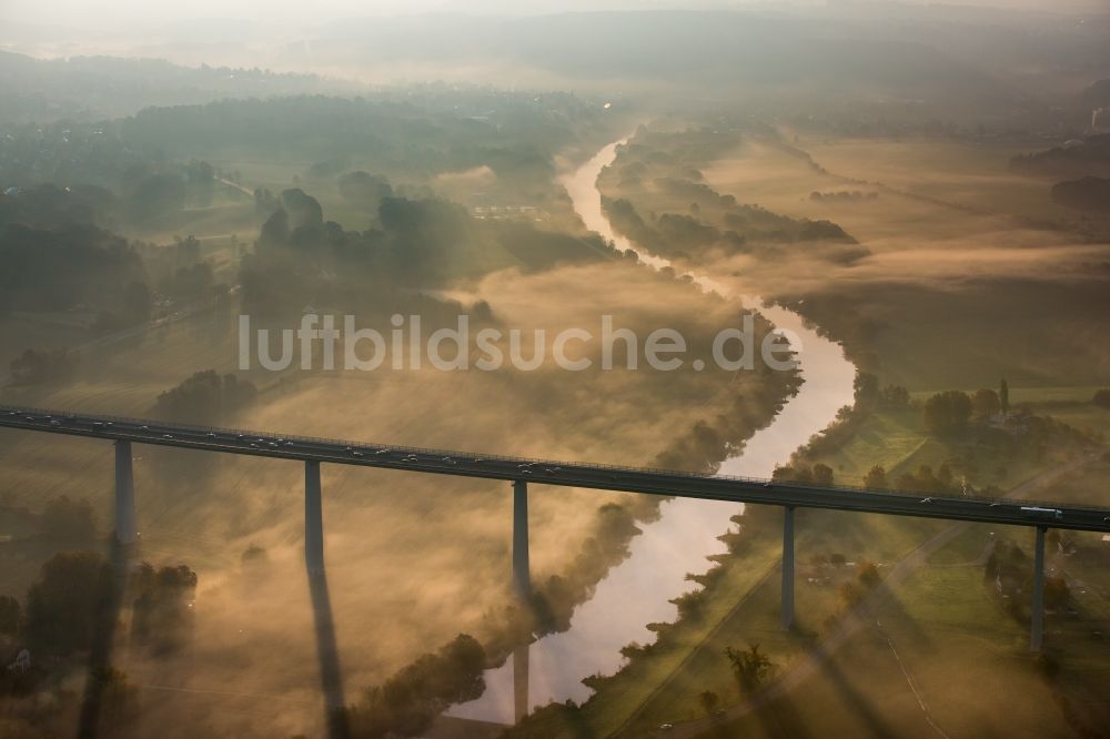 Mülheim an der Ruhr von oben - Herbstlicher Nebel am Autobahn- Brückenbauwerk der BAB A52 Ruhrtalbrücke in Mülheim an der Ruhr im Bundesland Nordrhein-Westfalen