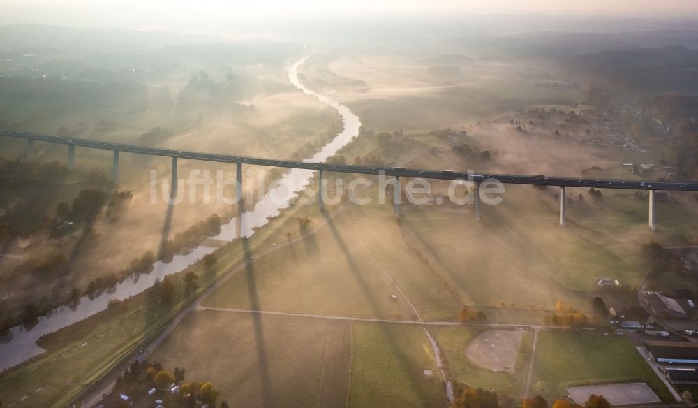 Mülheim an der Ruhr aus der Vogelperspektive: Herbstlicher Nebel am Autobahn- Brückenbauwerk der BAB A52 Ruhrtalbrücke in Mülheim an der Ruhr im Bundesland Nordrhein-Westfalen