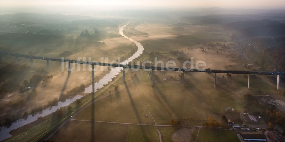 Luftbild Mülheim an der Ruhr - Herbstlicher Nebel am Autobahn- Brückenbauwerk der BAB A52 Ruhrtalbrücke in Mülheim an der Ruhr im Bundesland Nordrhein-Westfalen