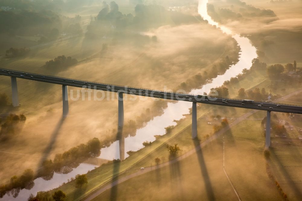 Luftaufnahme Mülheim an der Ruhr - Herbstlicher Nebel am Autobahn- Brückenbauwerk der BAB A52 Ruhrtalbrücke in Mülheim an der Ruhr im Bundesland Nordrhein-Westfalen