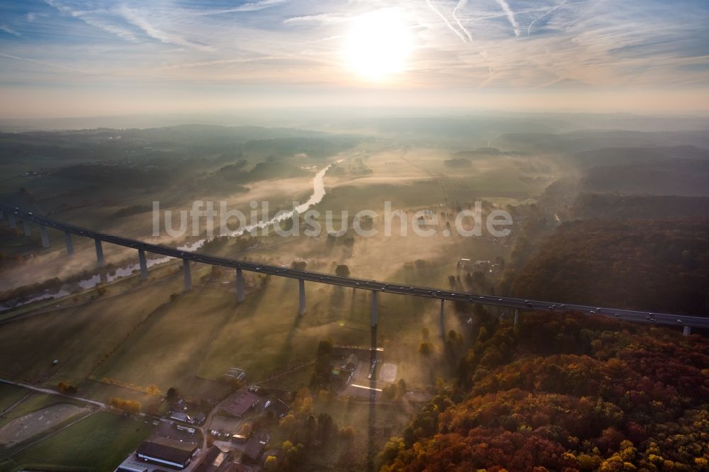 Mülheim an der Ruhr von oben - Herbstlicher Nebel am Autobahn- Brückenbauwerk der BAB A52 Ruhrtalbrücke in Mülheim an der Ruhr im Bundesland Nordrhein-Westfalen