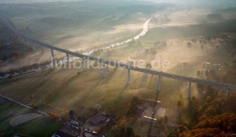 Mülheim an der Ruhr aus der Vogelperspektive: Herbstlicher Nebel am Autobahn- Brückenbauwerk der BAB A52 Ruhrtalbrücke in Mülheim an der Ruhr im Bundesland Nordrhein-Westfalen