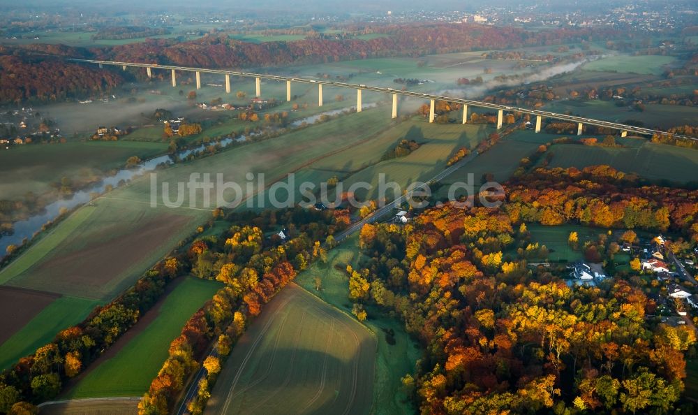 Luftbild Mülheim an der Ruhr - Herbstlicher Nebel am Autobahn- Brückenbauwerk der BAB A52 Ruhrtalbrücke in Mülheim an der Ruhr im Bundesland Nordrhein-Westfalen