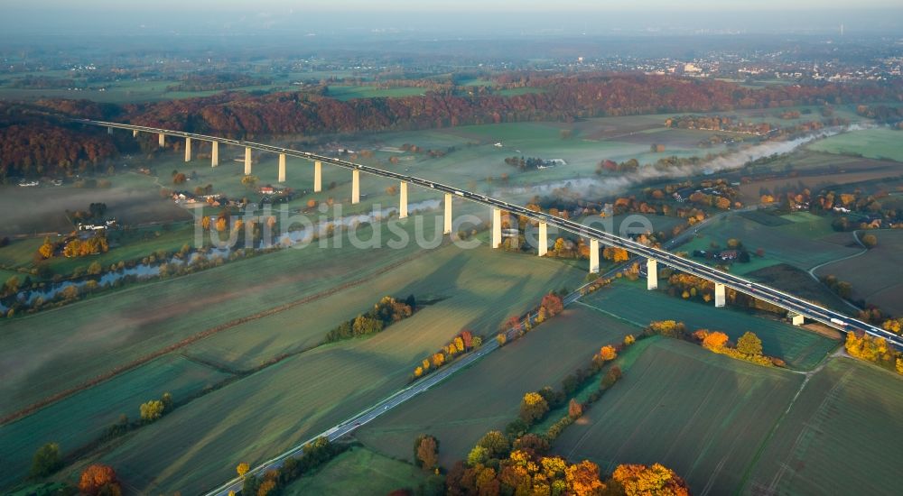 Luftaufnahme Mülheim an der Ruhr - Herbstlicher Nebel am Autobahn- Brückenbauwerk der BAB A52 Ruhrtalbrücke in Mülheim an der Ruhr im Bundesland Nordrhein-Westfalen