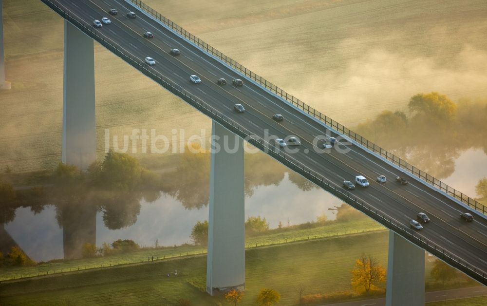 Mülheim an der Ruhr von oben - Herbstlicher Nebel am Autobahn- Brückenbauwerk der BAB A52 Ruhrtalbrücke in Mülheim an der Ruhr im Bundesland Nordrhein-Westfalen