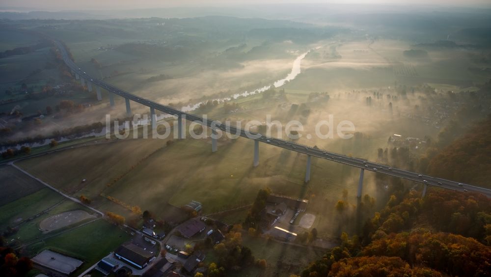 Mülheim an der Ruhr aus der Vogelperspektive: Herbstlicher Nebel am Autobahn- Brückenbauwerk der BAB A52 Ruhrtalbrücke in Mülheim an der Ruhr im Bundesland Nordrhein-Westfalen