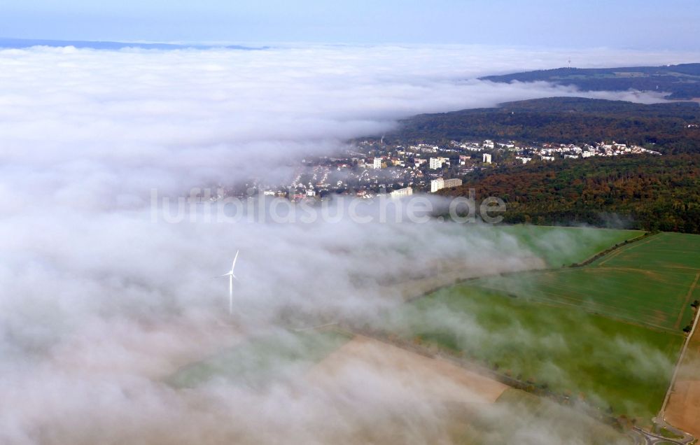 Göttingen aus der Vogelperspektive: Herbstlicher Nebel in Göttingen im Bundesland Niedersachsen