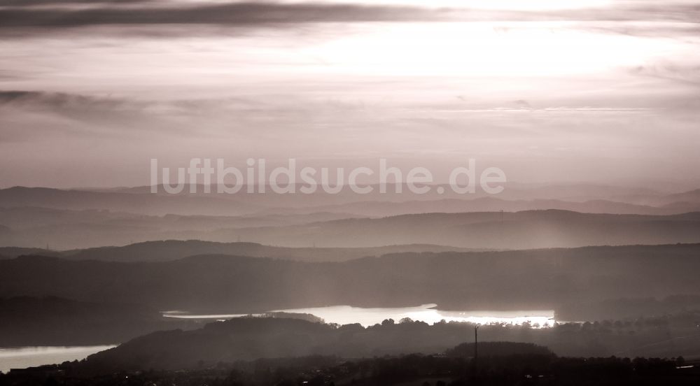 Luftaufnahme Möhnesee - Herbstlicher Nebel an den Uferbereichen des Sees in Möhnesee im Bundesland Nordrhein-Westfalen, Deutschland