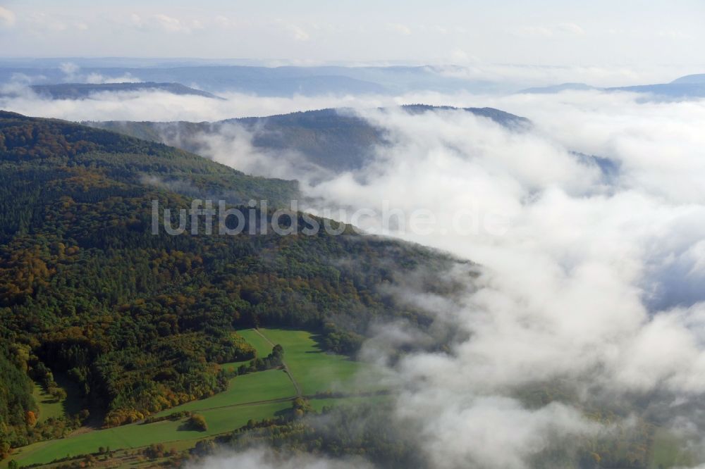 Witzenhausen aus der Vogelperspektive: Herbstlicher Nebel in Witzenhausen im Bundesland Hessen