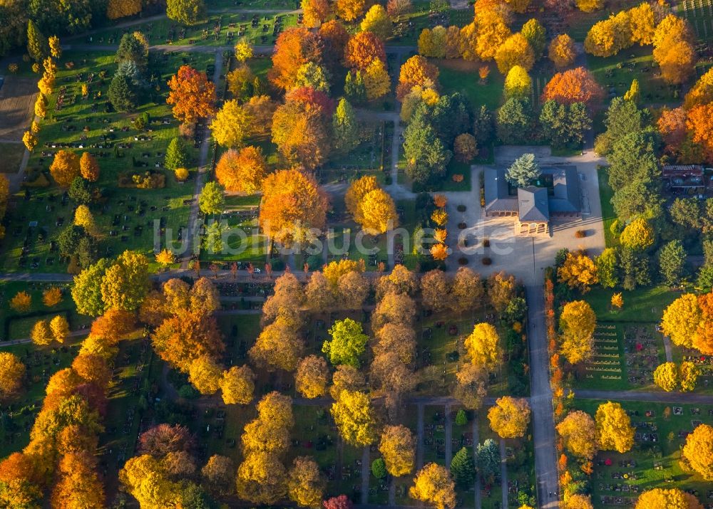 Gladbeck aus der Vogelperspektive: Herbstliches Gelände des Friedhofes Rentfort in Gladbeck im Bundesland Nordrhein-Westfalen