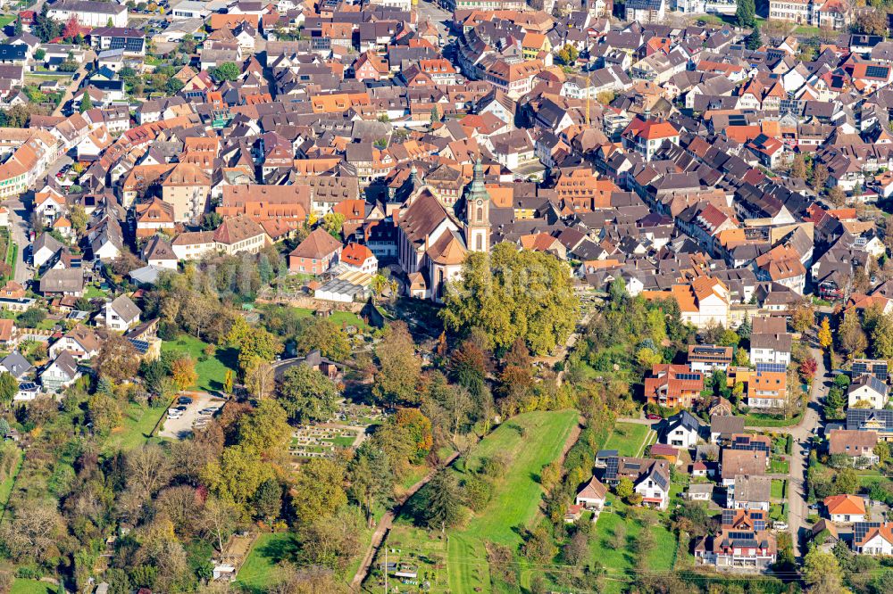 Ettenheim von oben - Herbstluftbild Altstadtbereich und Innenstadtzentrum in Ettenheim im Bundesland Baden-Württemberg, Deutschland