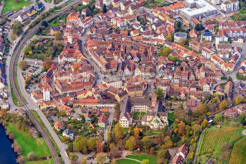 Gengenbach aus der Vogelperspektive: Herbstluftbild Altstadtbereich und Innenstadtzentrum in Gengenbach im Bundesland Baden-Württemberg, Deutschland