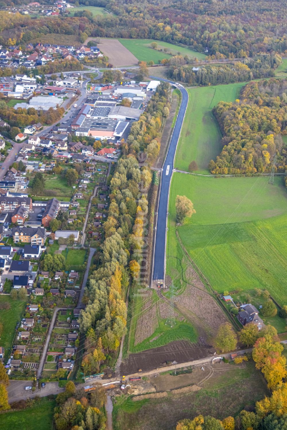 Luftbild Bergkamen - Herbstluftbild Ausbau der Ortsumgehung im Straßenverlauf der L821n zwischen Erich-Ollenhauer-Straße und Lünener Straße in Bergkamen im Bundesland Nordrhein-Westfalen, Deutschland