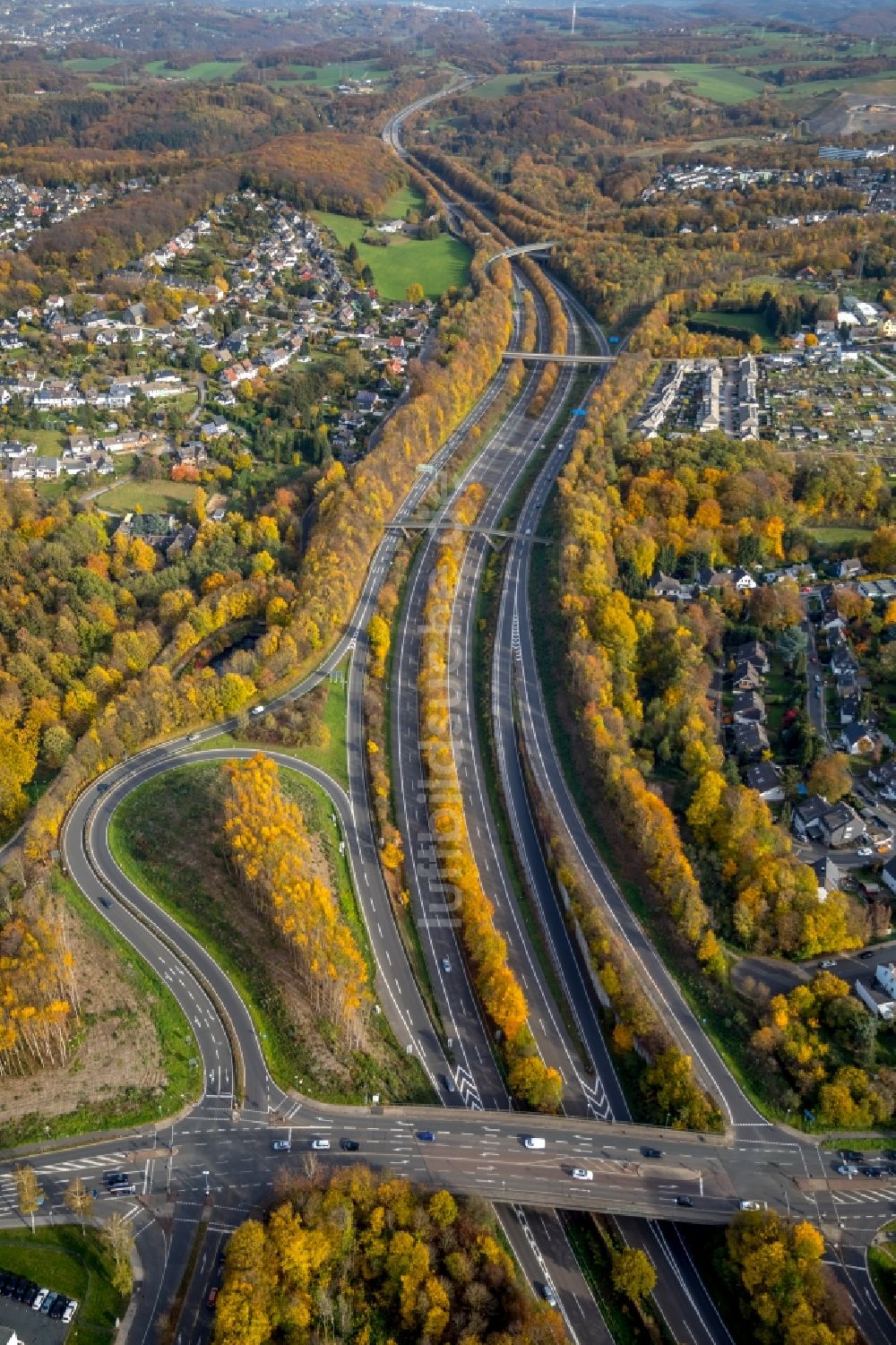 Luftaufnahme Velbert - Herbstluftbild Autobahn- Abfahrt der BAB A44 am Dreieck Velbert-Nord in Velbert im Bundesland Nordrhein-Westfalen, Deutschland