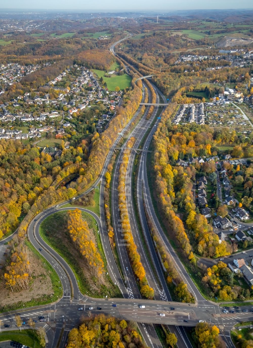 Velbert von oben - Herbstluftbild Autobahn- Abfahrt der BAB A44 am Dreieck Velbert-Nord in Velbert im Bundesland Nordrhein-Westfalen, Deutschland