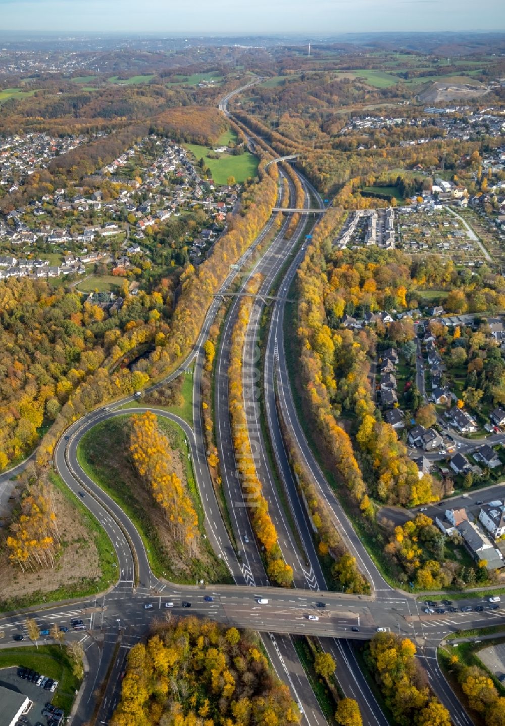 Velbert aus der Vogelperspektive: Herbstluftbild Autobahn- Abfahrt der BAB A44 am Dreieck Velbert-Nord in Velbert im Bundesland Nordrhein-Westfalen, Deutschland