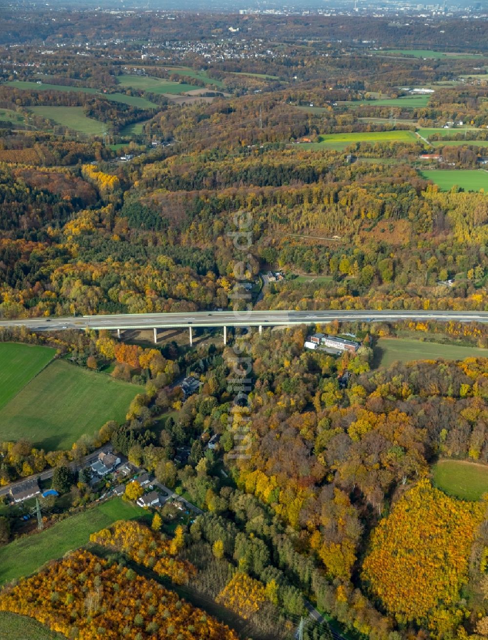 Luftaufnahme Velbert - Herbstluftbild des Autobahn- Brückenbauwerk der BAB A44 in Velbert im Bundesland Nordrhein-Westfalen, Deutschland