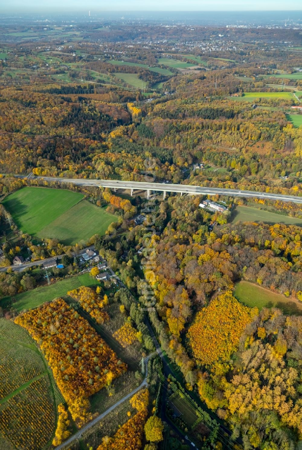 Velbert von oben - Herbstluftbild des Autobahn- Brückenbauwerk der BAB A44 in Velbert im Bundesland Nordrhein-Westfalen, Deutschland